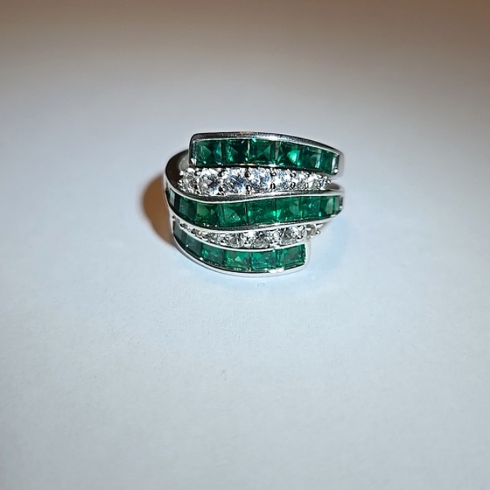 P ⭐️ M Lab created Emerald and White Sapphire 925 sterling silver ring size 7